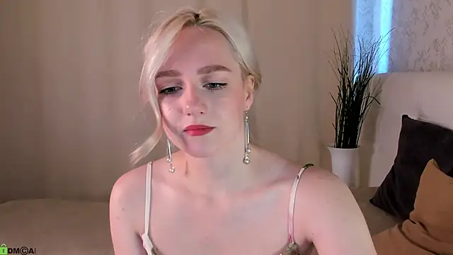 Snapshot of Chloe-Deccer chatting on June 29, 1:12 am Chloe-Deccer online show from June 29, 1:12 am