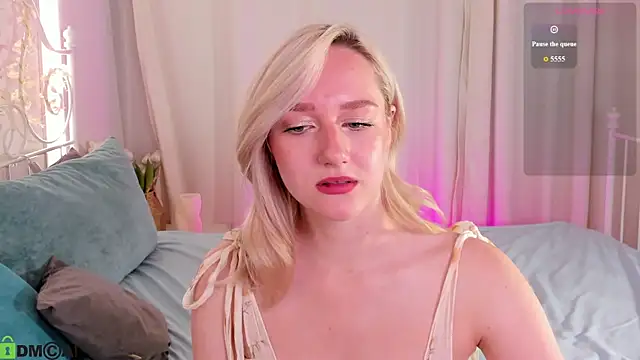 Snapshot of Chloe-Deccer chatting on August 4, 1:31 am Chloe-Deccer online show from August 4, 1:31 am