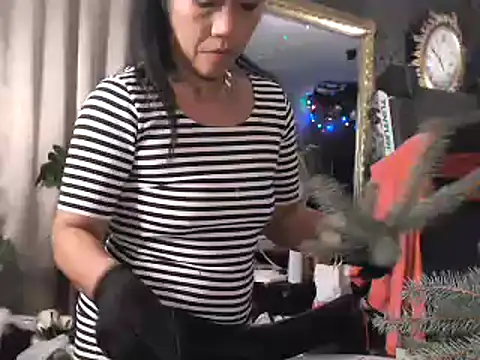 Snapshot of Hornygirltheone chatting on December 5, 3:48 am Hornygirltheone online show from December 5, 3:48 am