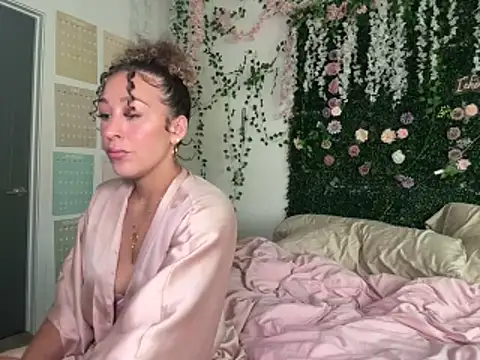 LyraCovee online show from June 7, 2:37 am