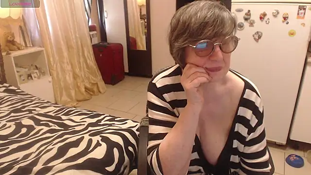 Sharon Amore online show from June 14, 12:40 pm