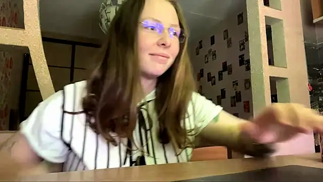 Snapshot of AlisonOhlmacher chatting on June 12, 10:25 am AlisonOhlmacher online show from June 12, 10:25 am