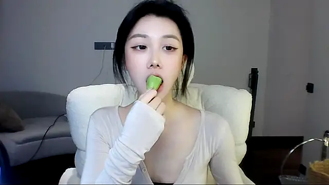 Snapshot of SylvieMaya chatting on June 28, 5:30 pm SylvieMaya online show from June 28, 5:30 pm