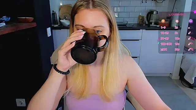 Snapshot of blonde_kellyy chatting on June 20, 4:04 am blonde kellyy online show from June 20, 4:04 am