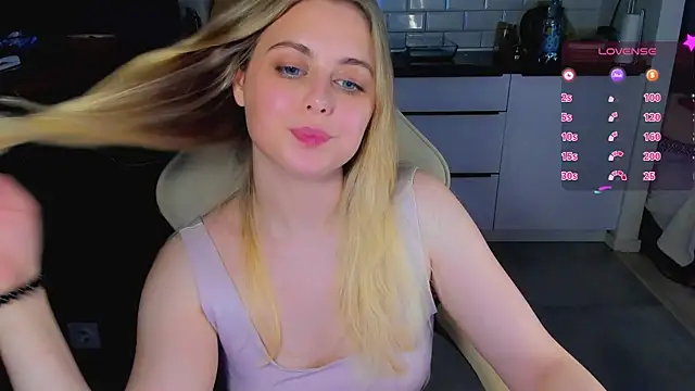 Snapshot of blonde_kellyy chatting on June 21, 12:02 am blonde kellyy online show from June 21, 12:02 am