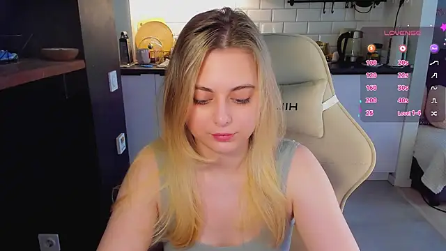 Snapshot of blonde_kellyy chatting on June 23, 3:37 am blonde kellyy online show from June 23, 3:37 am