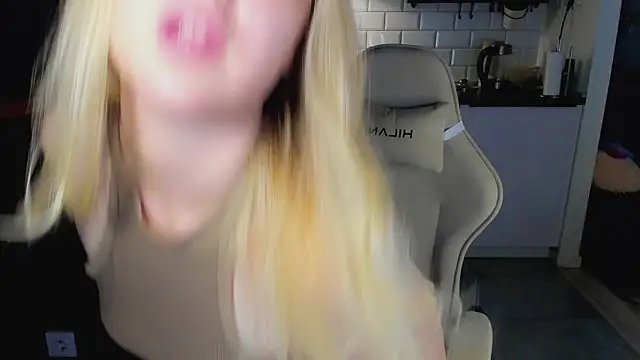 Snapshot of blonde_kellyy chatting on June 25, 11:04 am blonde kellyy online show from June 25, 11:04 am