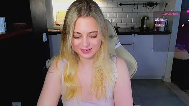 Snapshot of blonde_kellyy chatting on June 26, 7:35 am blonde kellyy online show from June 26, 7:35 am