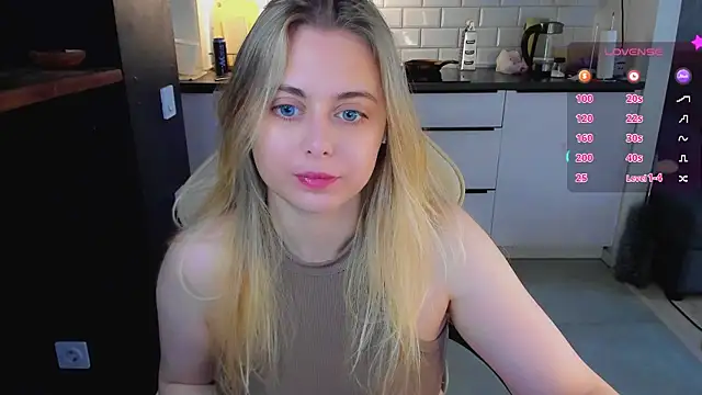 Snapshot of blonde_kellyy chatting on July 3, 5:14 am blonde kellyy online show from July 3, 5:14 am
