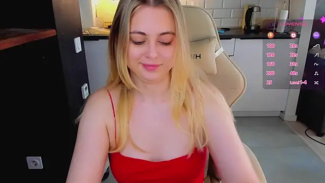 Snapshot of blonde_kellyy chatting on July 5, 4:07 am blonde kellyy online show from July 5, 4:07 am