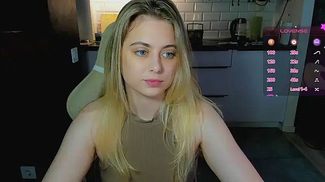 Snapshot of blonde_kellyy chatting on July 20, 2:48 am blonde kellyy online show from July 20, 2:48 am