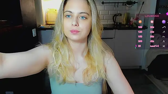 Snapshot of blonde_kellyy chatting on July 22, 2:25 am blonde kellyy online show from July 22, 2:25 am