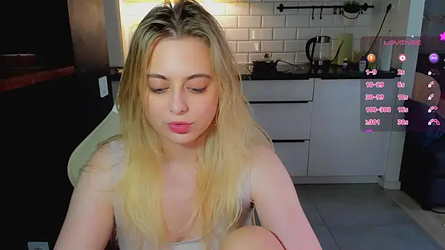 Snapshot of blonde_kellyy chatting on July 27, 6:20 am blonde kellyy online show from July 27, 6:20 am
