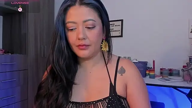 LauraToro  online show from May 4, 9:11 pm
