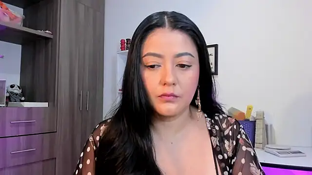 LauraToro  online show from June 16, 1:36 pm