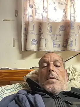 Snapshot of GeldenKuy chatting on June 10, 6:12 am GeldenKuy online show from June 10, 6:12 am