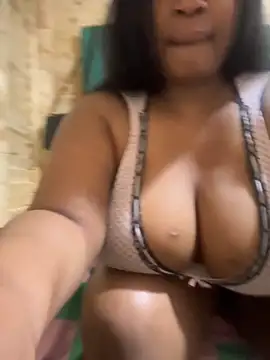 Curveybubbles23 online show from June 12, 6:34 am