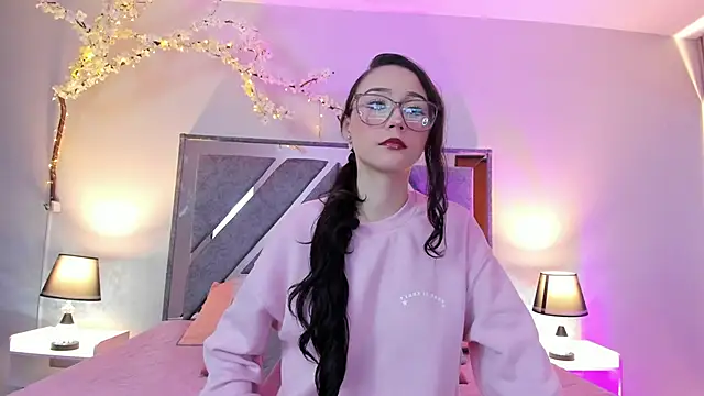 Snapshot of Miss_Belu chatting on June 17, 4:04 am Miss Belu online show from June 17, 4:04 am