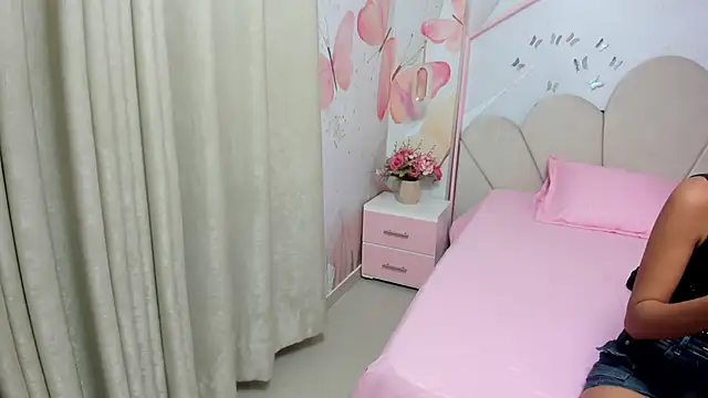 Snapshot of Millieskinny18 chatting on June 18, 2:56 am Millieskinny18 online show from June 18, 2:56 am