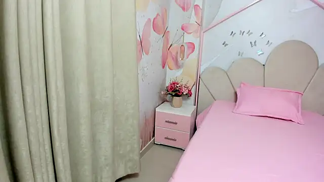 Snapshot of Millieskinny18 chatting on June 19, 3:00 am Millieskinny18 online show from June 19, 3:00 am