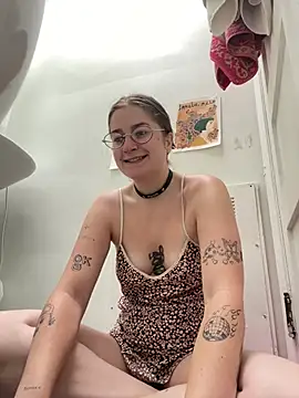 Snapshot of mclacy chatting on June 17, 11:12 am mclacy online show from June 17, 11:12 am