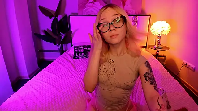 Snapshot of Amely_18 chatting on June 16, 4:04 am Amely 18 online show from June 16, 4:04 am