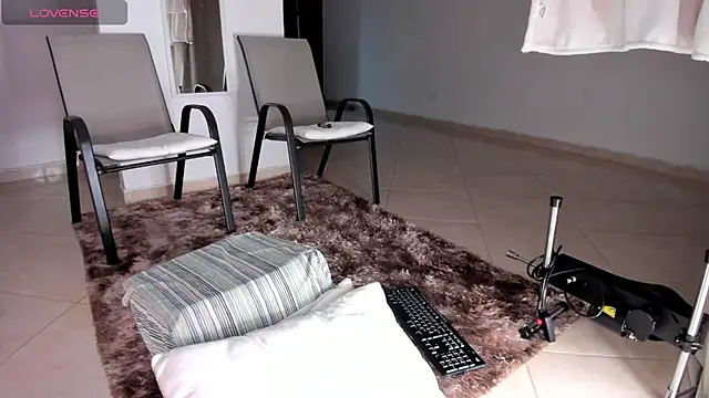 Snapshot of SUZZAN-R chatting on June 22, 1:07 am SUZZAN-R online show from June 22, 1:07 am