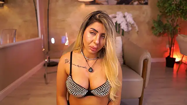 LucyyRosse online show from June 20, 8:17 am