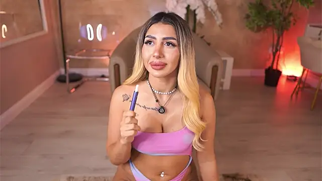 LucyyRosse online show from June 27, 8:30 am