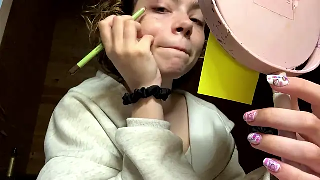 Snapshot of MaisieRendina chatting on June 16, 11:24 am MaisieRendina online show from June 16, 11:24 am