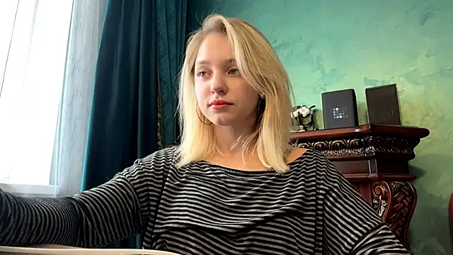 Snapshot of EveryoneEve chatting on June 27, 7:35 am EveryoneEve online show from June 27, 7:35 am