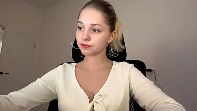 Snapshot of EveryoneEve chatting on July 29, 8:01 am EveryoneEve online show from July 29, 8:01 am