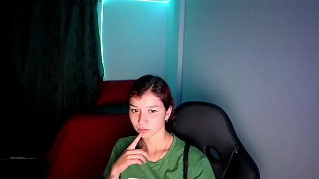 Snapshot of Skinny_queen_20 chatting on June 19, 12:59 am Skinny queen 20 online show from June 19, 12:59 am