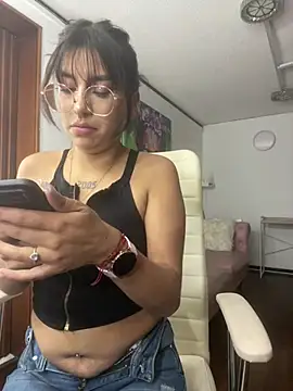 Snapshot of GabyLopez_Pink chatting on June 19, 3:11 am GabyLopez Pink online show from June 19, 3:11 am
