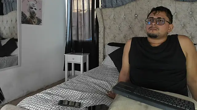 Snapshot of _urbantemptation chatting on June 19, 8:12 pm urbantemptation online show from June 19, 8:12 pm
