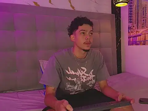 Snapshot of thiago_preston chatting on June 23, 7:45 pm thiago preston online show from June 23, 7:45 pm