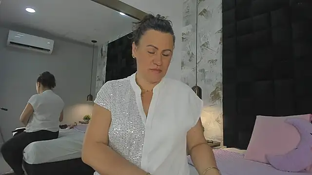CharlotteG  online show from July 4, 1:06 pm