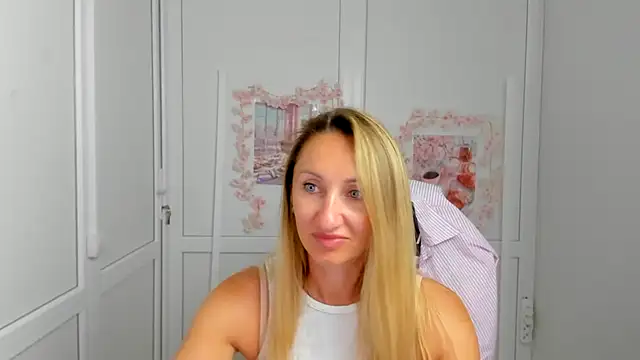 Snapshot of LilyDreamm chatting on June 19, 6:29 am LilyDreamm online show from June 19, 6:29 am