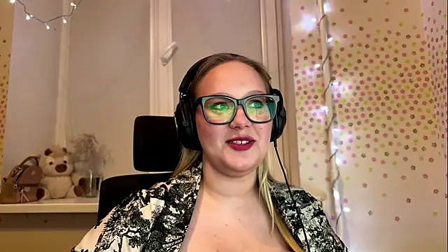 Snapshot of TashaDarm chatting on June 20, 7:27 pm TashaDarm online show from June 20, 7:27 pm