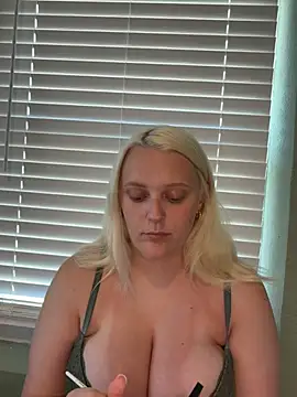 Snapshot of Blondebarbie21 chatting on June 28, 7:42 pm Blondebarbie21 online show from June 28, 7:42 pm