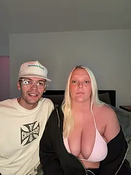 Snapshot of Blondebarbie21 chatting on August 6, 3:25 pm Blondebarbie21 online show from August 6, 3:25 pm