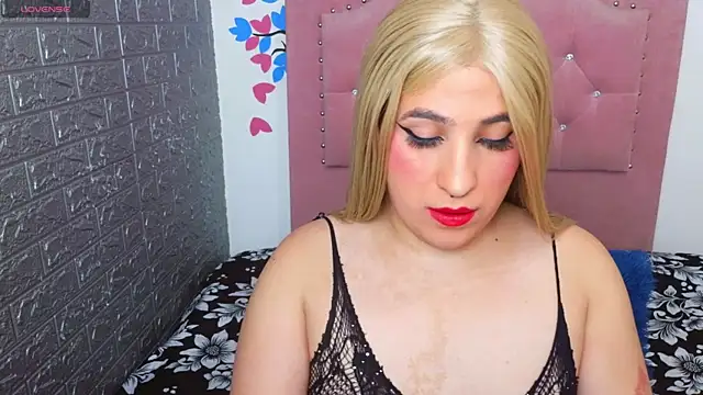 Snapshot of roxxy_pink_ chatting on June 28, 1:00 am roxxy pink online show from June 28, 1:00 am