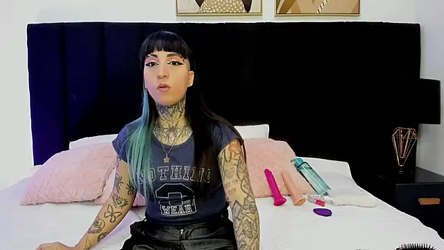 Snapshot of izzy_moon7 chatting on June 20, 11:02 am izzy moon7 online show from June 20, 11:02 am