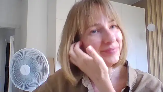 Snapshot of Deloriada chatting on June 24, 8:35 am Deloriada online show from June 24, 8:35 am