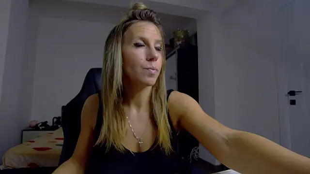 Snapshot of DedeSibel chatting on May 30, 4:48 pm DedeSibel online show from May 30, 4:48 pm