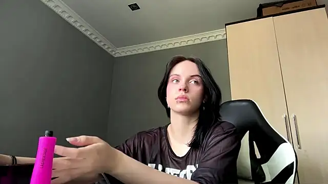 Snapshot of martinienjoyer chatting on July 5, 8:43 am martinienjoyer online show from July 5, 8:43 am