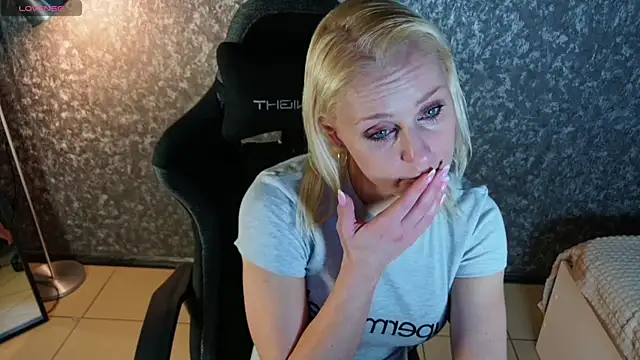 Snapshot of AlexiaWonder chatting on August 9, 4:56 pm AlexiaWonder online show from August 9, 4:56 pm