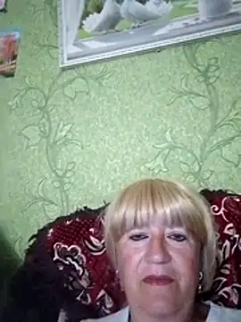 Snapshot of EmmaSwan555 chatting on July 6, 11:18 am EmmaSwan555 online show from July 6, 11:18 am