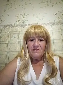 Snapshot of EmmaSwan555 chatting on July 7, 10:14 pm EmmaSwan555 online show from July 7, 10:14 pm