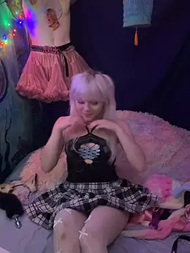 Snapshot of LilyMintyx chatting on July 6, 10:23 pm LilyMintyx online show from July 6, 10:23 pm